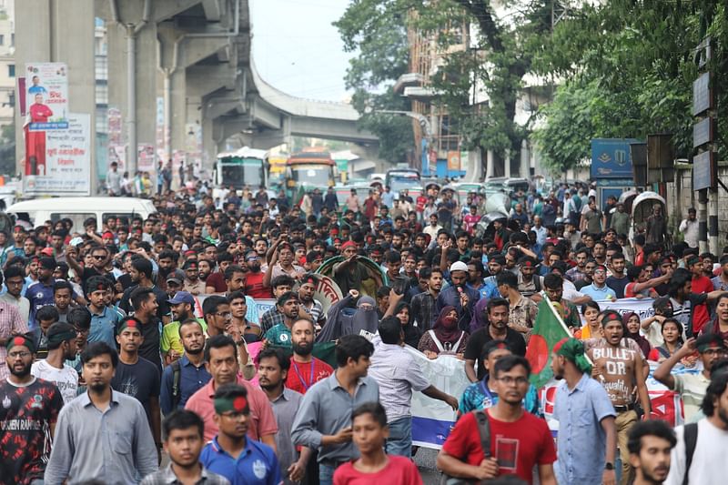 চট্টগ্রাম নগরের সিডিএ এভিনিউ সড়কের লালখান বাজার এলাকায় গত সোমবার অবরোধ করেন কোটাবিরোধী আন্দোলনের শিক্ষার্থীরা